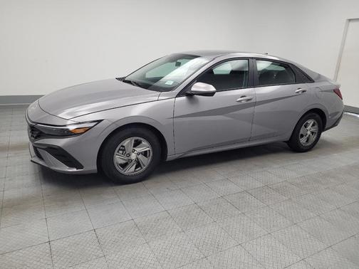 Gray 2025 Hyundai ELANTRA SE