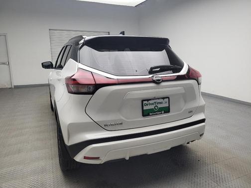 2022 Nissan Kicks SR