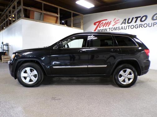 Brilliant Black Crystal Pearl 2011 Jeep Grand Cherokee Laredo