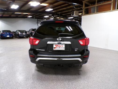 2017 Nissan Pathfinder SL