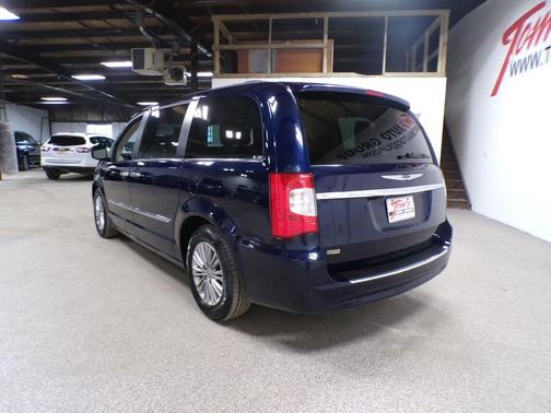 2016 Chrysler Town & Country Touring-L