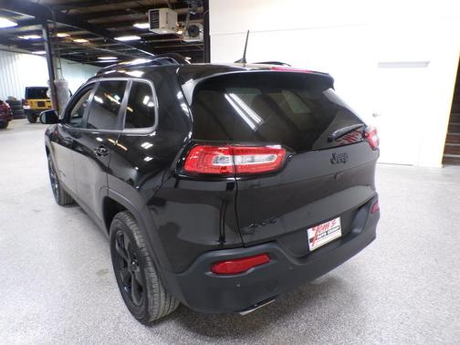 Brilliant Black Crystal Pearlcoat 2016 Jeep Cherokee Altitude