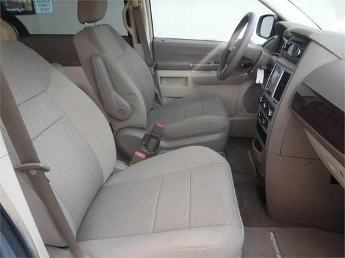 2010 Chrysler Town & Country LX