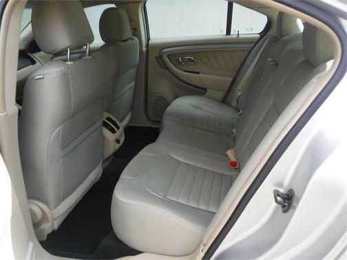 2014 Ford Taurus SE
