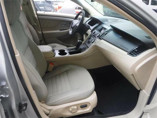 2014 Ford Taurus SE