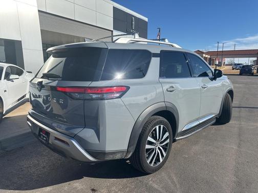 2023 Nissan Pathfinder Platinum