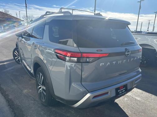 2023 Nissan Pathfinder Platinum