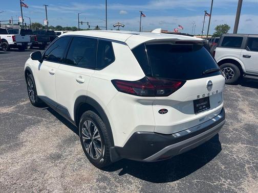 White 2021 Nissan Rogue SV