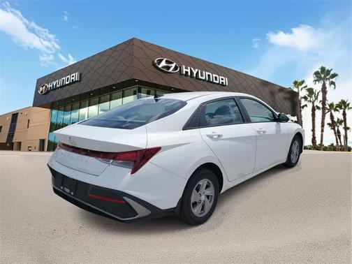 2025 Hyundai ELANTRA SE