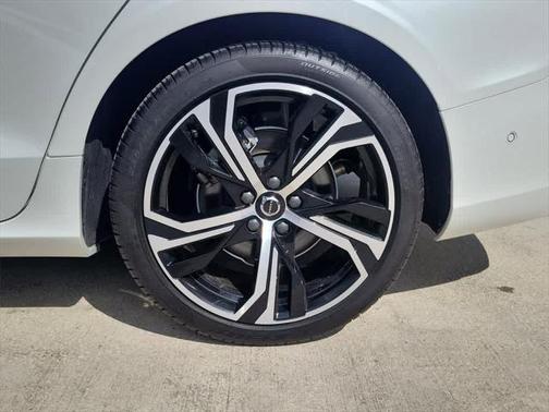 2023 Volvo S60 Plus Dark Theme