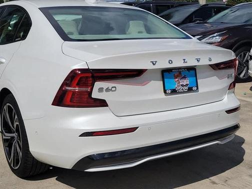 2023 Volvo S60 Plus Dark Theme