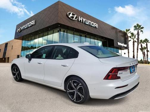 2023 Volvo S60 Plus Dark Theme