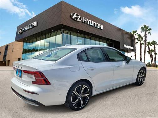 2023 Volvo S60 Plus Dark Theme