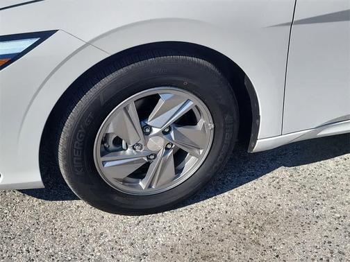 2024 Hyundai ELANTRA SE