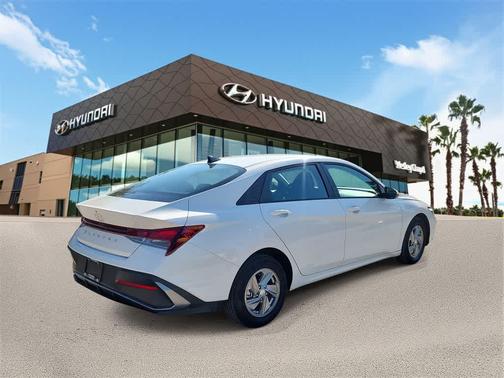 2024 Hyundai ELANTRA SE