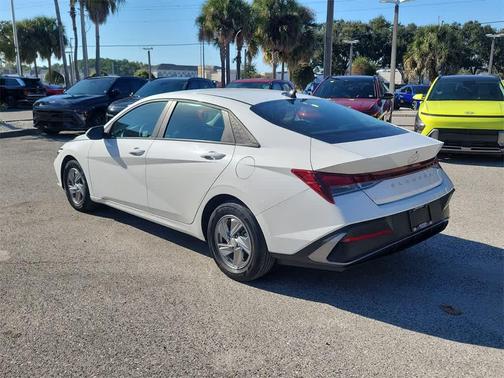 2024 Hyundai ELANTRA SE