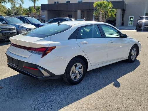 2024 Hyundai ELANTRA SE