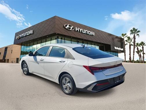 2024 Hyundai ELANTRA SE