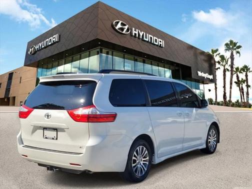 2019 Toyota Sienna XLE