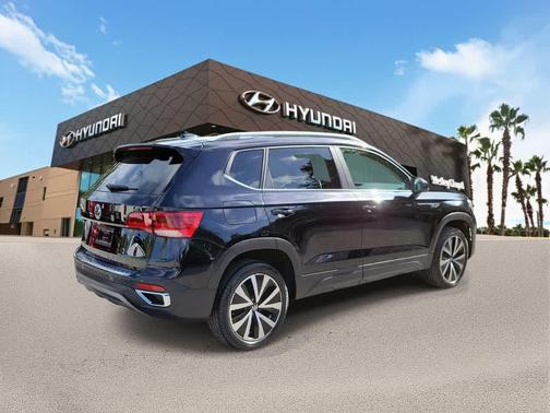Deep Black Pearl 2022 Volkswagen Taos SE