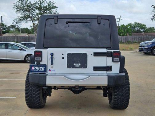 Bright White Clearcoat 2018 Jeep Wrangler JK Unlimited Sahara
