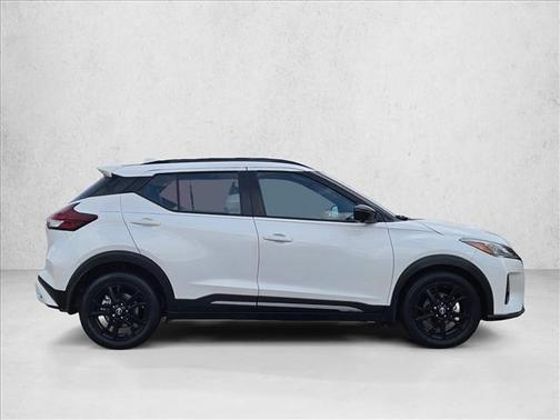 2022 Nissan Kicks SR
