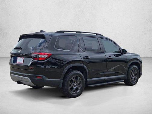 Crystal Black Pearl 2024 Honda Pilot TrailSport