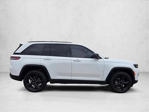 Bright White Clearcoat 2022 Jeep Grand Cherokee Altitude