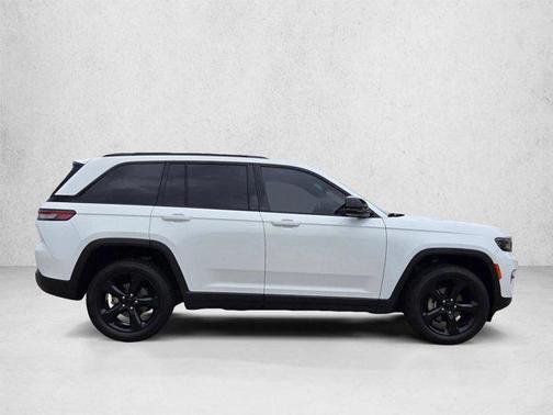 Bright White Clearcoat 2022 Jeep Grand Cherokee Altitude
