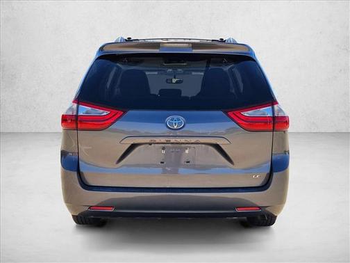 2017 Toyota Sienna LE