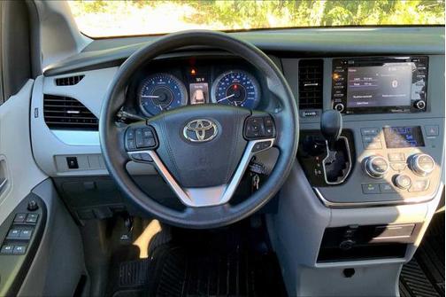 2018 Toyota Sienna LE