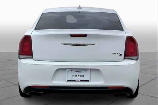 2018 Chrysler 300 S