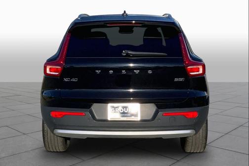 Onyx Black Metallic 2024 Volvo XC40 B5 Core Bright Theme