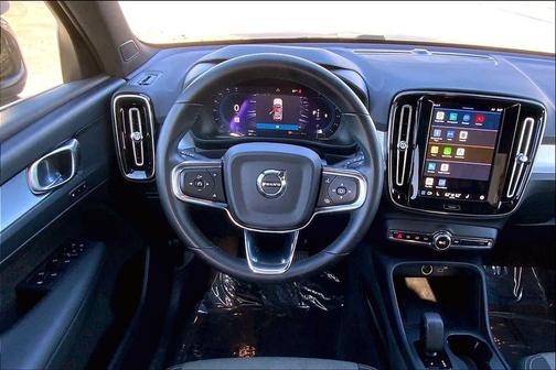 Onyx Black Metallic 2024 Volvo XC40 B5 Core Bright Theme