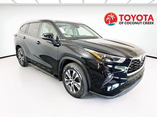 Midnight Black Metallic 2023 Toyota Highlander XLE