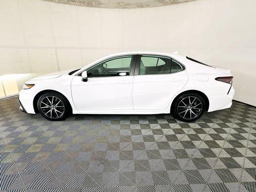Ice 2023 Toyota Camry SE