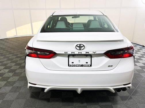 Ice 2023 Toyota Camry SE