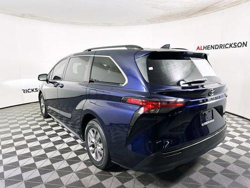 2021 Toyota Sienna LE