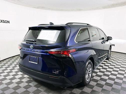 2021 Toyota Sienna LE