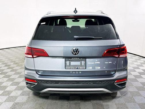 Platinum Gray Metallic 2022 Volkswagen Taos 1.5T SE