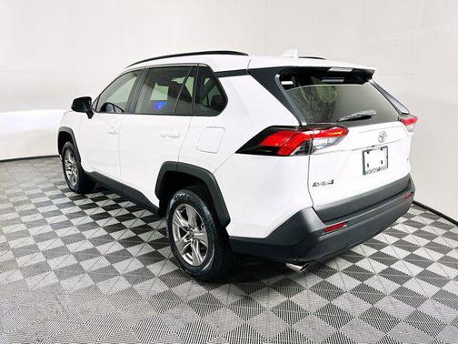 Ice 2023 Toyota RAV4 XLE