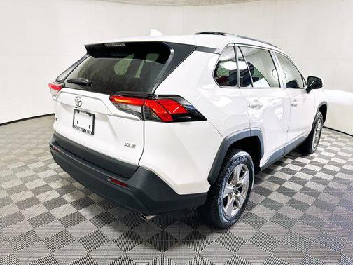 Ice 2023 Toyota RAV4 XLE