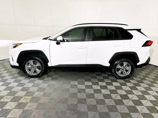 Ice 2023 Toyota RAV4 XLE