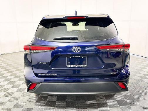 Gray 2022 Toyota Highlander XLE
