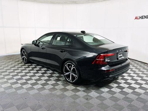 2024 Volvo S60 B5 Plus Dark Theme