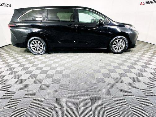 2024 Toyota Sienna LE