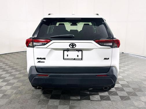 Ice 2023 Toyota RAV4 XLE