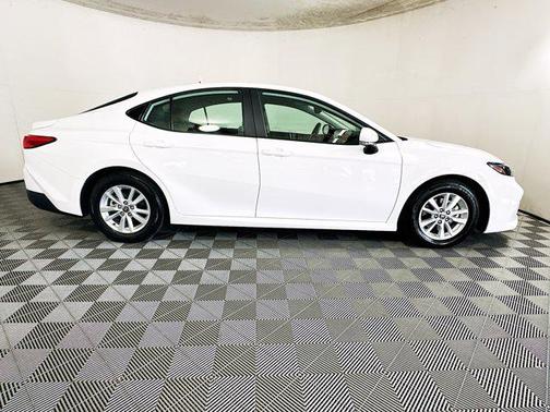 Ice 2025 Toyota Camry LE