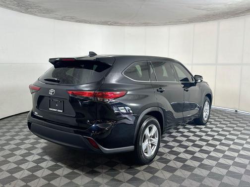 Midnight Black Metallic 2021 Toyota Highlander L
