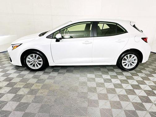 Pearl 2025 Toyota Corolla SE